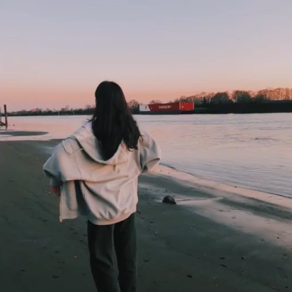 Meet your Posher, Caecilia - Picture 1 of 1